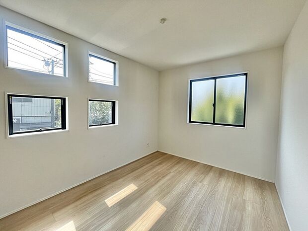 採光窓から広がる、心地よい自然光に包まれた空間。