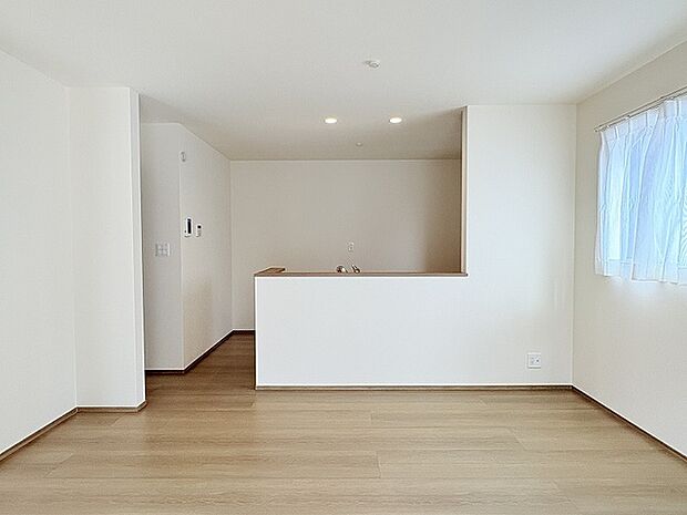 15.18帖のLDKです。白を基調とした内装で日当たりも良いので明るく過ごせるリビングです。