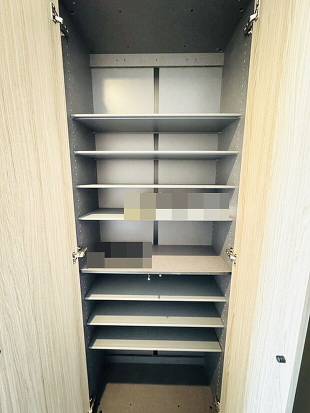 玄関がいつも片づく大容量シューズボックス。 