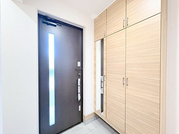 新築の匂いのする清潔な玄関には、大容量のシューズボックス付き。