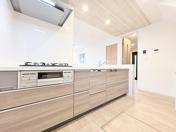 カウンターからはリビングが広く見渡せ、ご家族とのコミュニケーションも弾みます。 