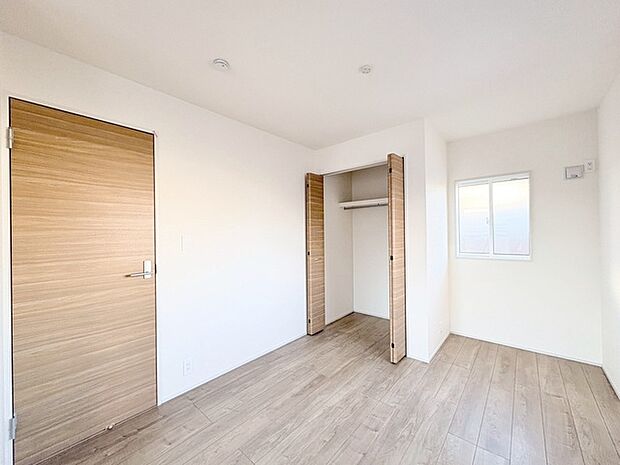 将来的には間仕切りして2部屋に変更可能な洋間。成長に合わせた間取り変更が可能なタイプ。 