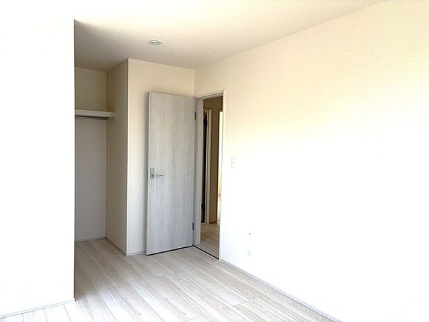 明るい空間に、穏やかな木の質感が調和する心地よさ。