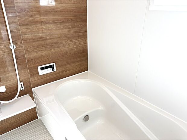 温かみのある木目調と清潔感あふれる空間で、ゆったりとくつろげるバスタイムを。