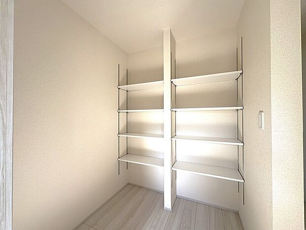 洗面所脇のリネンスペース整然とした空間は、暮らしにゆとりをもたらします。