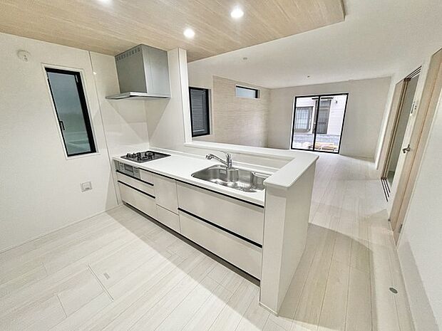 洗練された空間が広がり、心地よい調和を生み出します