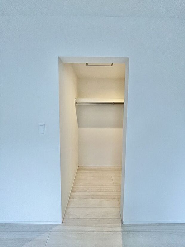 奥行きを感じさせる空間に、心地よい温かみのある光が満ちています