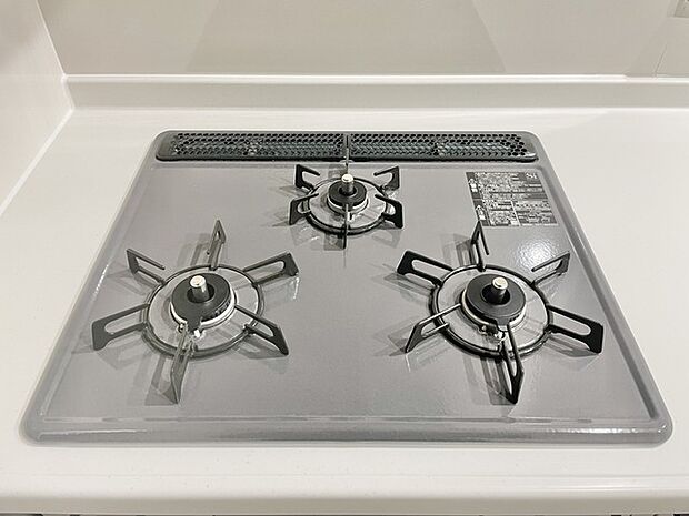 温かみのある暮らしを育む、機能美あふれるキッチン空間