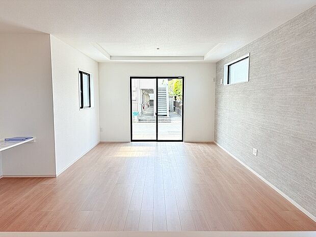 三方向から採光して明るいリビングです