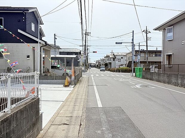 広い前面道路ですが通行量自体は少なめです。