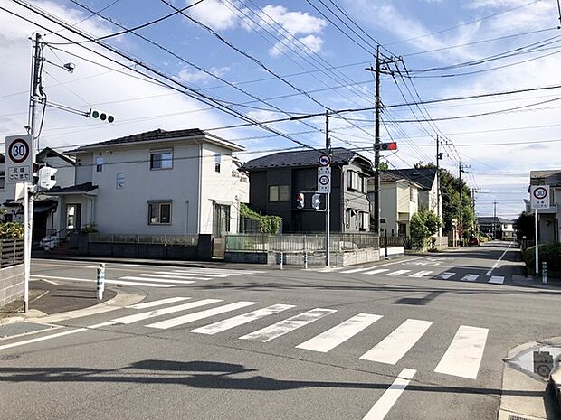 前面道路から続く交差点。