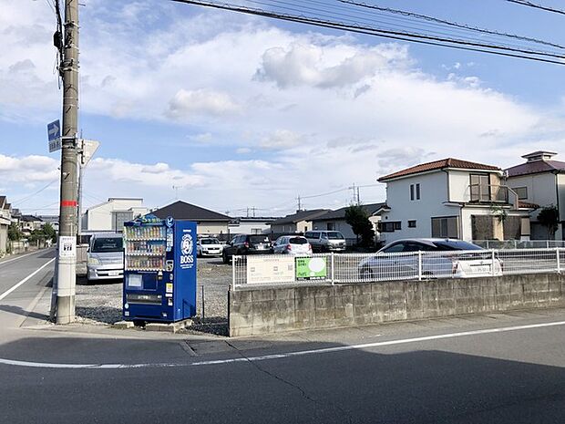 北側隣は月極駐車場。建物がないので 開放感があります。