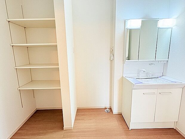 衣類やタオル、洗剤類などをストックできる収納棚付きです。