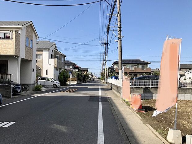 広々前面道路、奥が北。