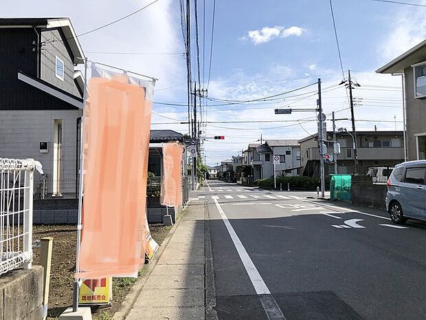 広々前面道路、奥が南。