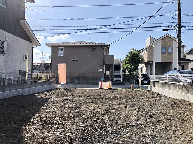 道路向かい側。