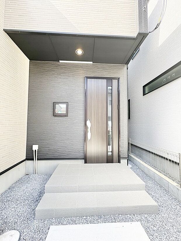 洗練されたアプローチが、住まいの第一印象を彩る