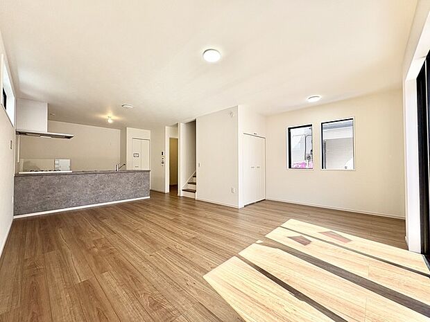 大画面TVの配置も可能なワイドリビングは約19.8帖。