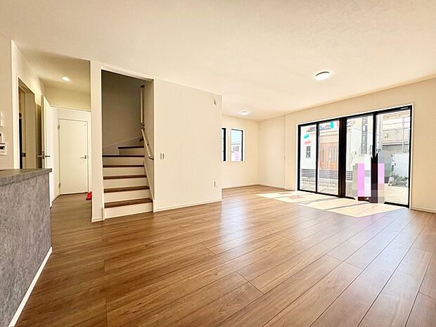 南側に大きな窓を配置、明るいリビングが出来ました。