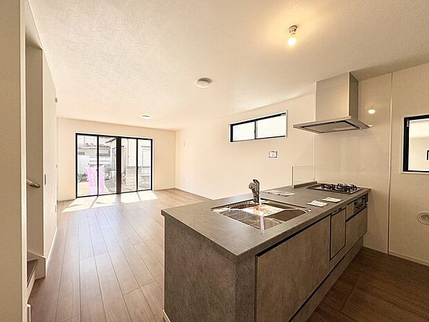 カウンターからはリビングが広く見渡せ、ご家族とのコミュニケーションも弾みます。