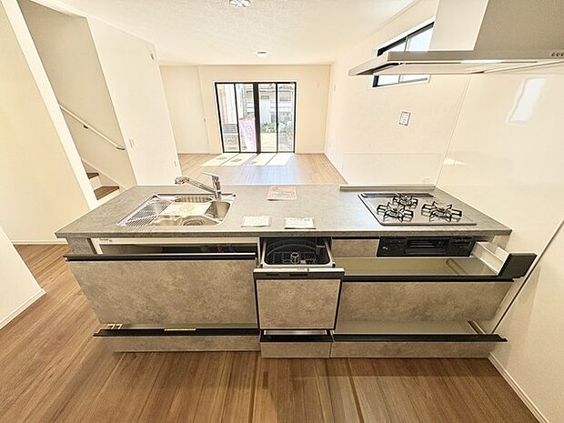 スライド収納付きシステムキッチン。お鍋類の出し入れもスムーズ。