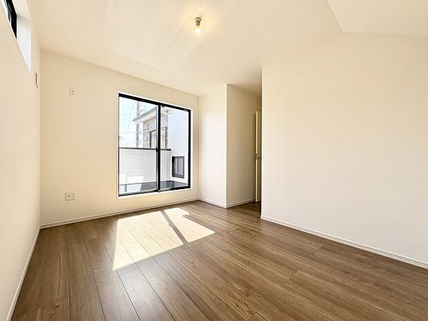 広々バルコニーから、たっぷり太陽の恵みが得られます。ウオーキングクローゼット付きの主寝室です。