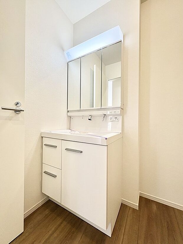 三面鏡を採用した洗面化粧台。鏡の裏にも収納スペースがあります。