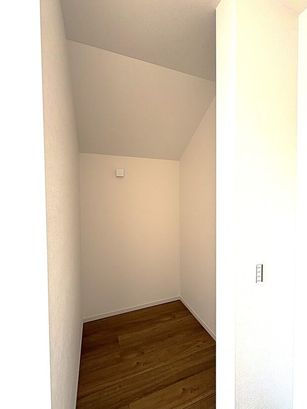 2階洋室にあるオープンな収納スペース