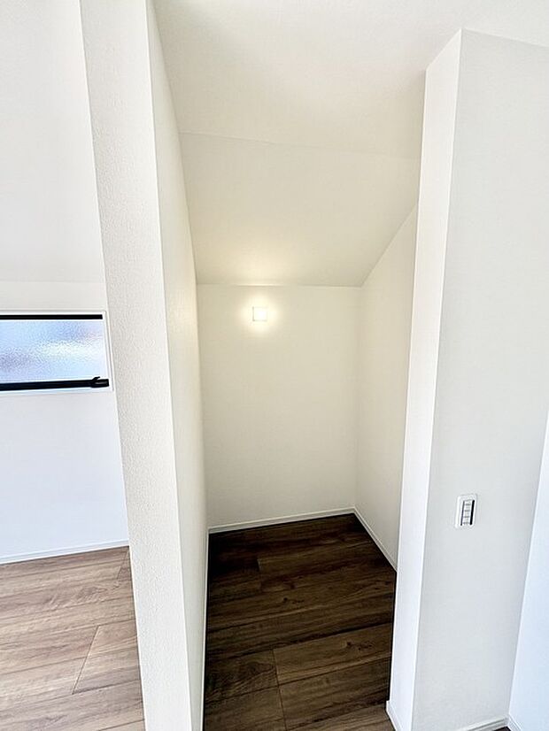 季節物の衣類もスッキリ収納できる、ウォークインクローゼット。