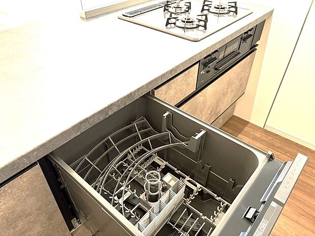 水の量も約半分で済む、エコな食洗器がついています。