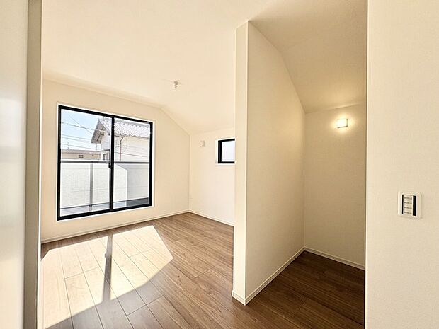 2階部分のお部屋の日当たりは、ご覧の通り明るいです。ウオーキングクローゼット完備です。