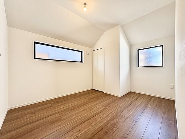 今からここを誰のお部屋にしようか、そんな洋室。大きさは5.2帖です。