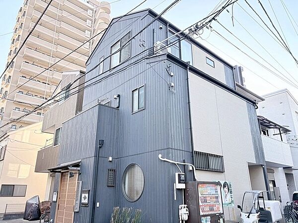 モダンな外観が印象的な邸宅。
