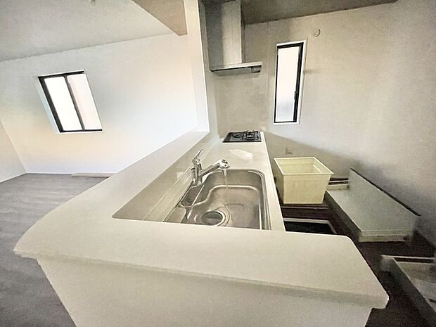 料理をしながらでも、ご家族との会話を楽しめる対面キッチン。 