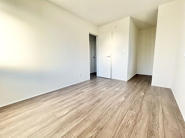 新築の木の匂いのする室内。写真では伝わらないので、ぜひ現地でお確かめください。 