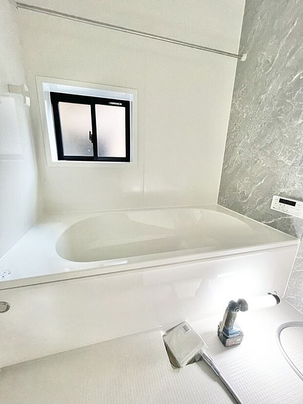 広々1坪タイプのゆったり浴室ユニット。防カビ・抗菌素材なのもうれしい。 