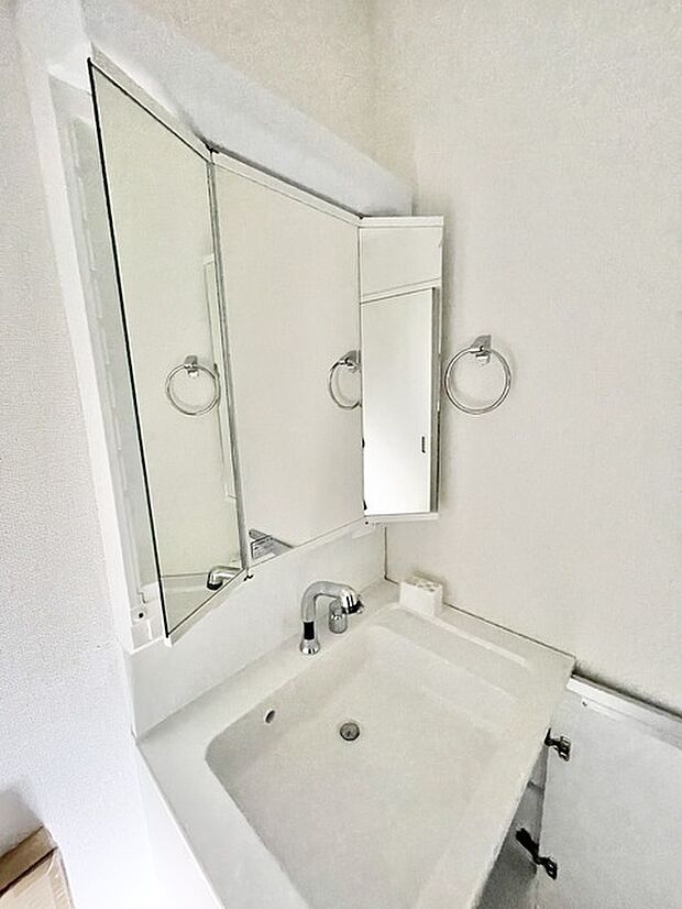 お出かけ前の身だしなみに一歩差がつく三面鏡。 