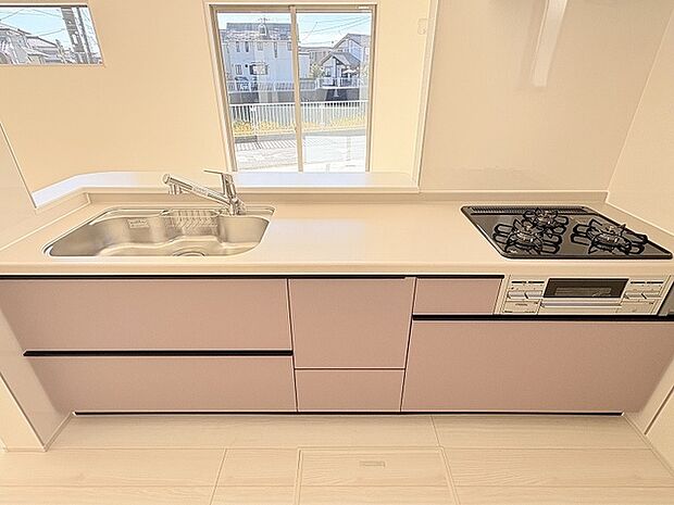 カウンターからはリビングが広く見渡せ、ご家族とのコミュニケーションも弾みます。 