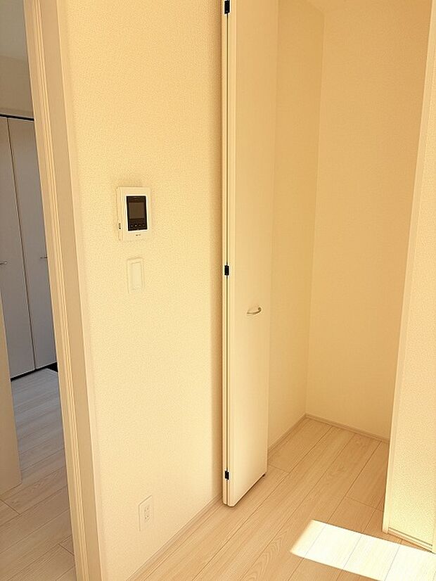 テレビモニター付きインターフォンとリビング収納棚です。