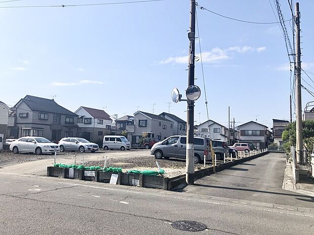 目の前に月極駐車場があります。