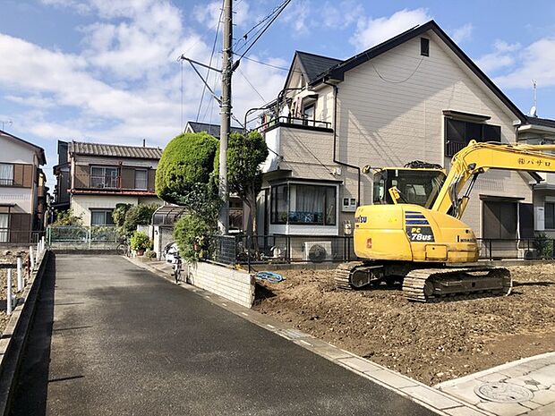 幅員こそやや狭くても、通り抜けできない分交通量が少なくて安心。 