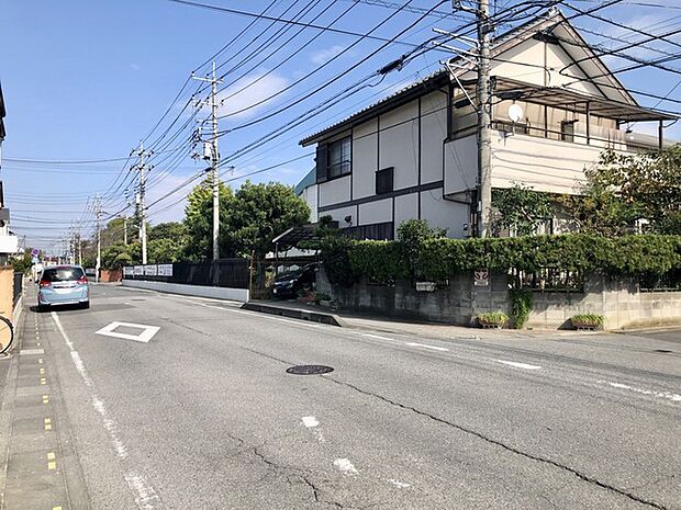 前面道路から北東を望む。