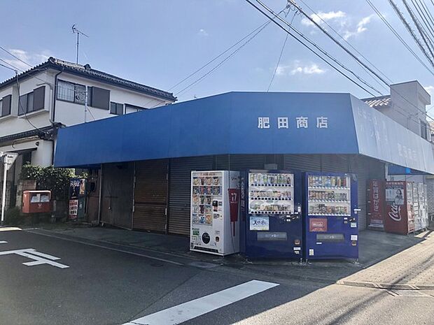 前面道路から続く交差点には自動販売機が充実。郵便ポストも便利。（50m）