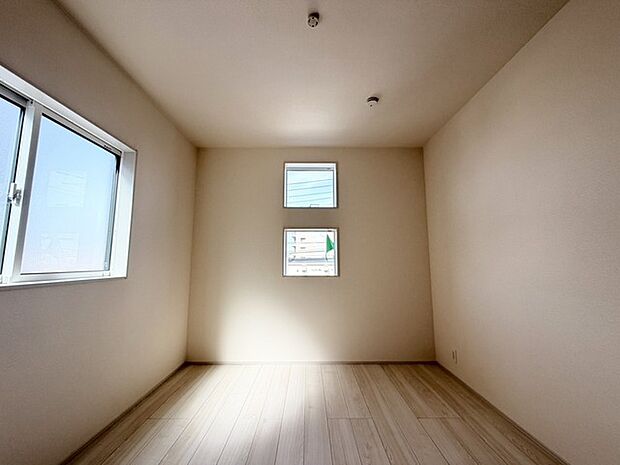 穏やかな光が床に広がる、心地よい空間