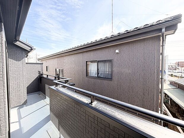 爽やかな空が広がる、開放感のあるバルコニー空間。