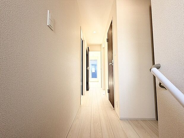 落ち着いた光が心地よい、広がりを感じる空間