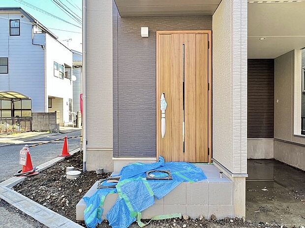 この扉を開けると、新築の木の匂いが待ってます。