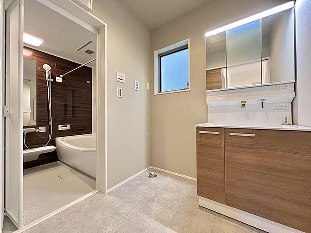 三面鏡を採用した洗面化粧台。鏡の裏にも収納スペースがあります。