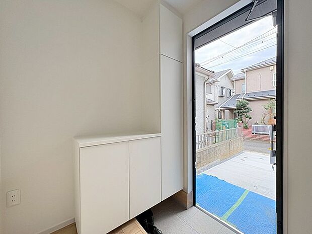 家族を出迎える玄関は白を基調としてきれいに。