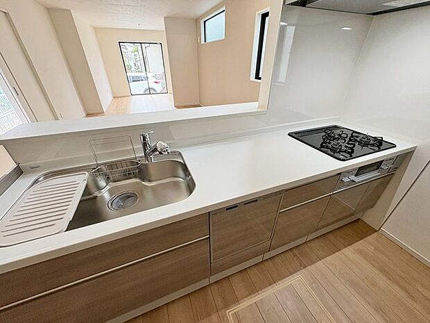 リビングで遊ぶお子様を見守りながらお料理ができる、対面キッチン。